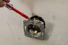 "בביקורת ייבדקו גם הבידוד של החוטים והכבלים שמוליכים את החשמל"